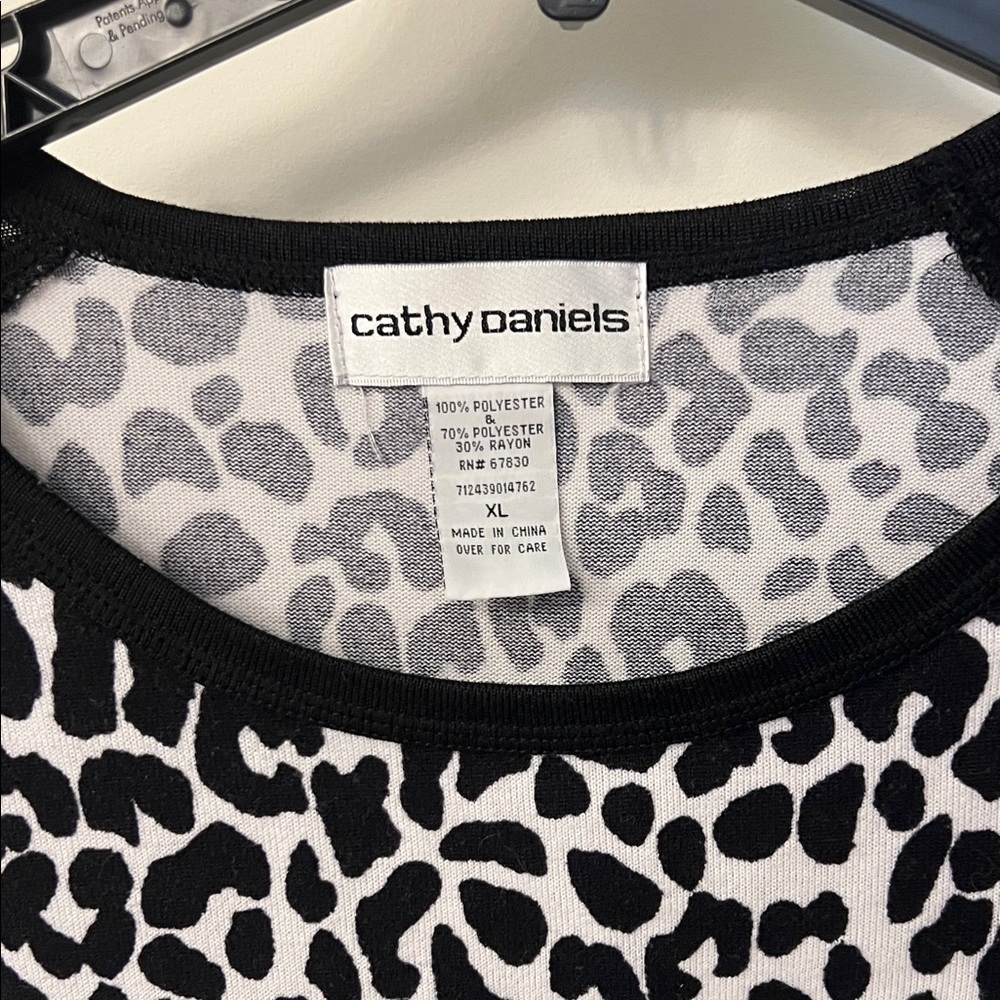 Cathy Daniels Black and White Animal Print Top - Picture 2 of 6